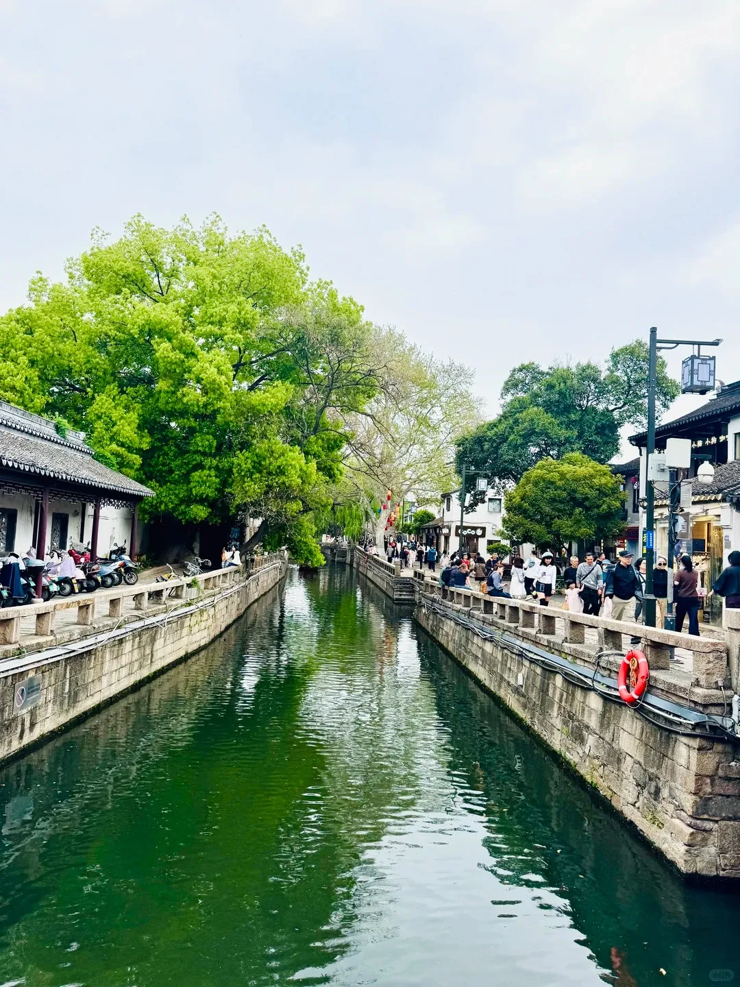 A stone bridge over the canal on Pingjiang Road