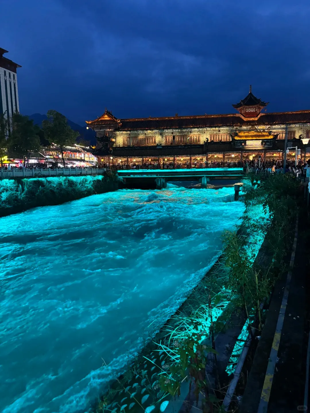 The Yuzui fish-mouth levee dividing the Min River at Dujiangyan