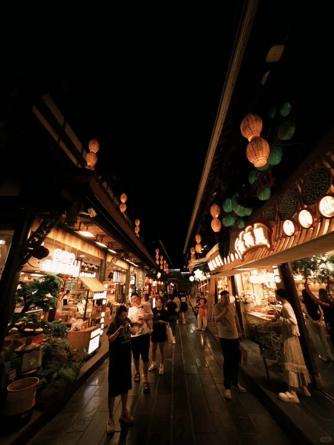 Tea house and wooden architecture at Jinli