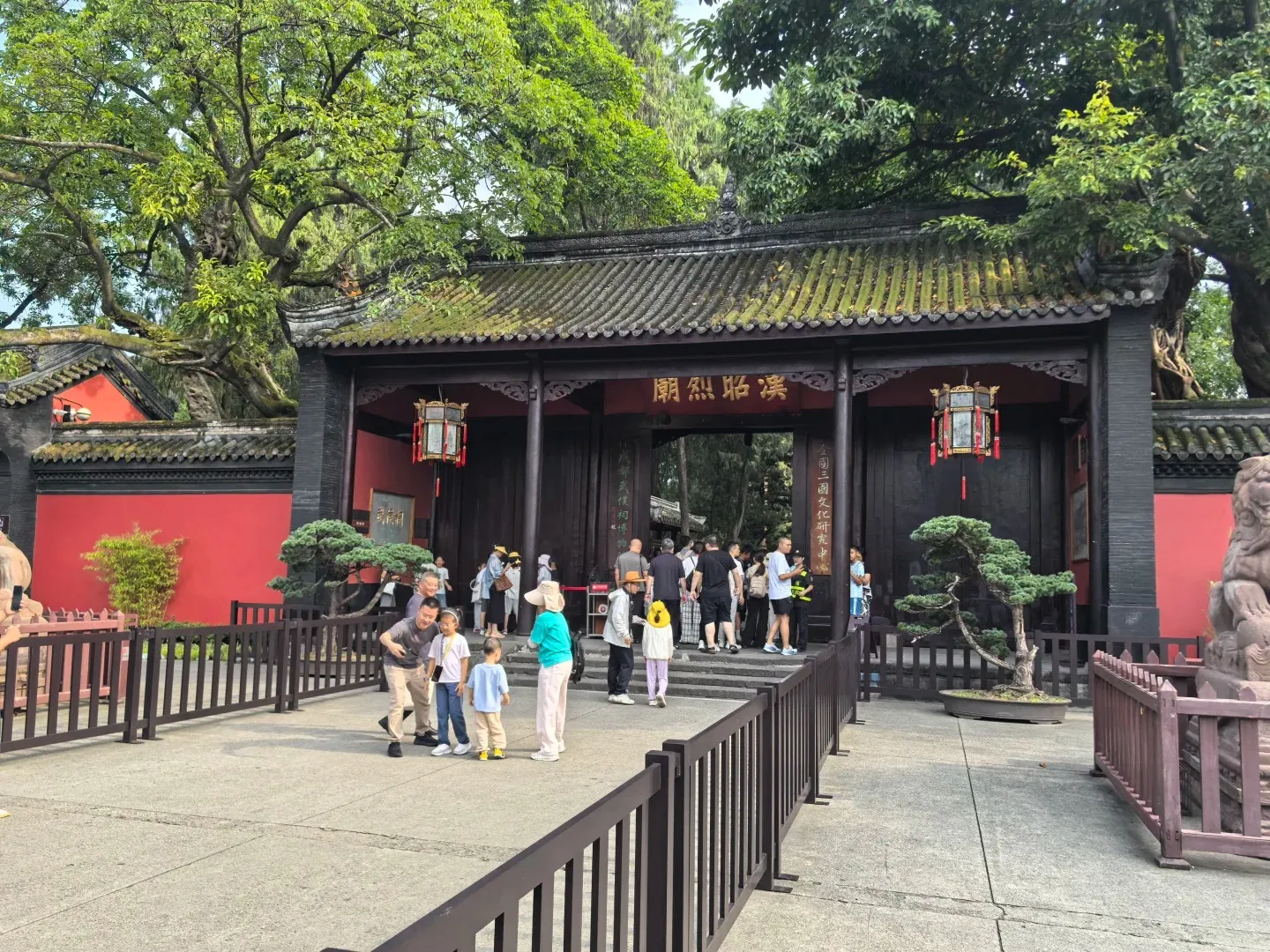Statues and architecture at Wuhou Shrine