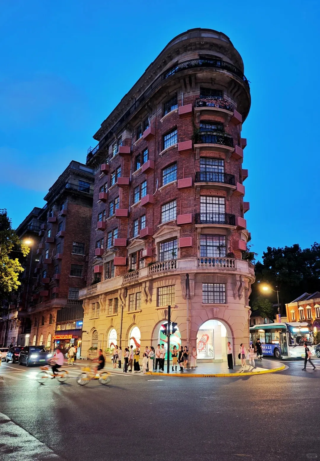 Café terrace and boutiques on Anfu Road