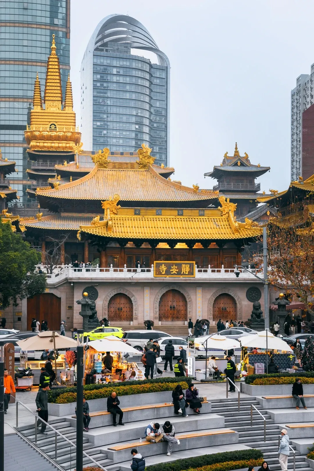 Jing'an Temple courtyard under a blue sky