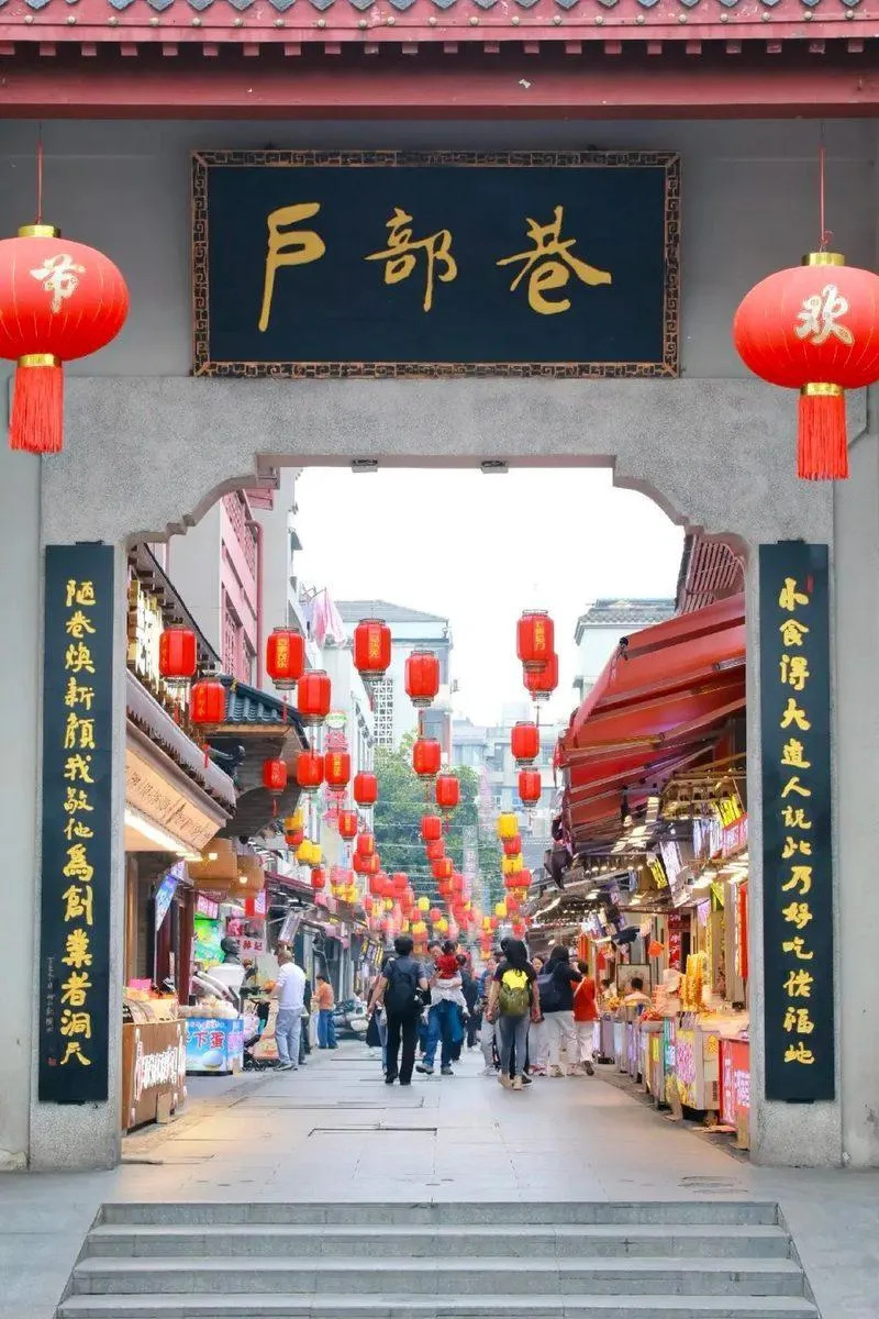 Food stalls at Hubu Lane in Wuhan