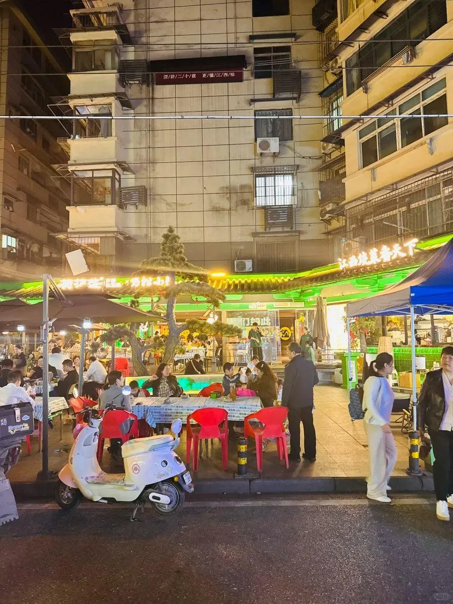 Food street in Wuhan's Xuesong Road area
