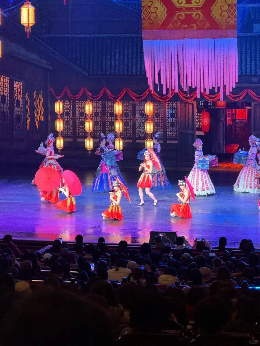 Colourful cultural performance in the Zhangjiajie region